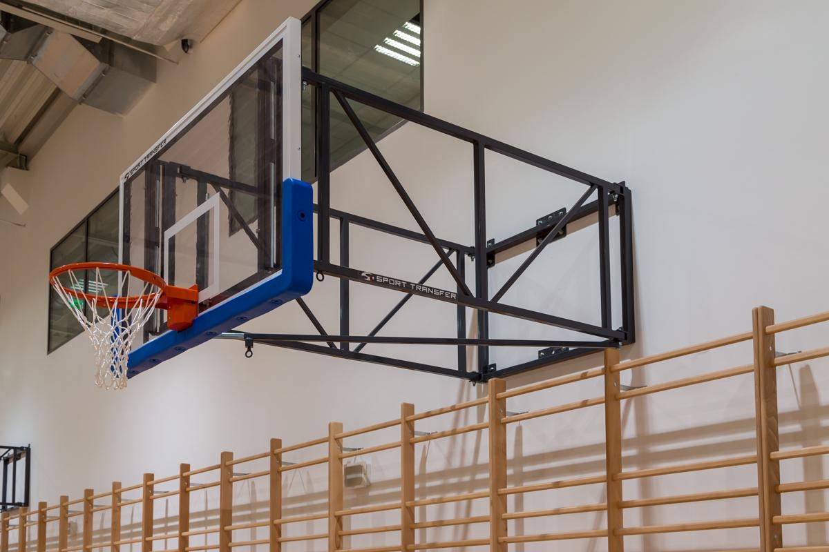 Sulankstoma krepšinio konstrukcija, projekcija nuo sienos iki lentos 1,90 - 2,50 m.