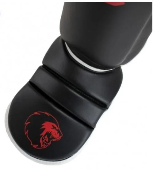 Super Pro Combat Gear blauzdų apsaugos, juoda/raudona Super Pro Combat Gear blauzdų apsaugos, juoda/raudona