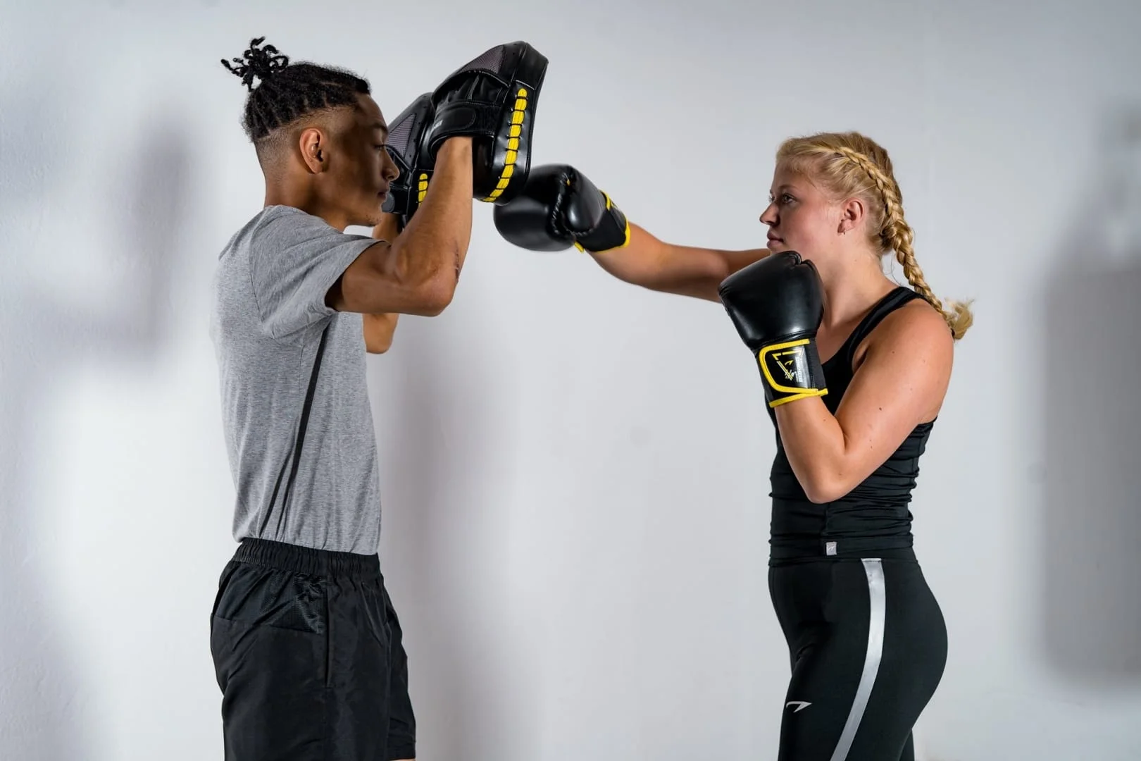 Bokso letenos Sparring Handpads, juoda/geltona Bokso letenos Sparring Handpads, juoda/geltona