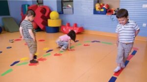 guminus_rankos_lavinantys_lavinamieji_uaidimai_vaikams_bureliams_darueliams_vikrumo_uaidimas_balansavimo_koordinacijos_pusiausvyros_uaidimas_pudutus_pudos_twister_puda