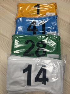 uzrisami numeriai ivairiu spalvu