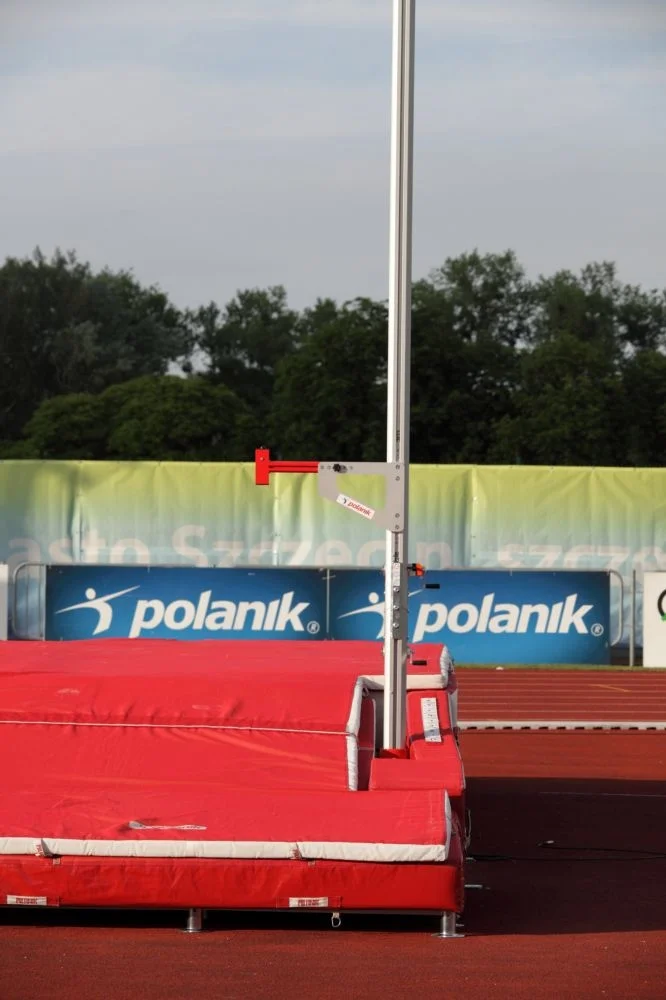 Šuolio su kartimi stovas POLANIK varžyboms kelių aukščių Šuolio su kartimi stovas POLANIK varžyboms kelių aukščių