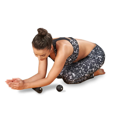 Faszienset_Lua_Mini_und_Bola_mit_Model_Unterarm_Massage_1920x1920